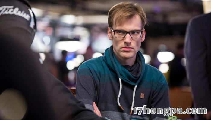 下意识的举动较难自己意识到并且预防，因此更容易成为德州扑克现场读牌的目标