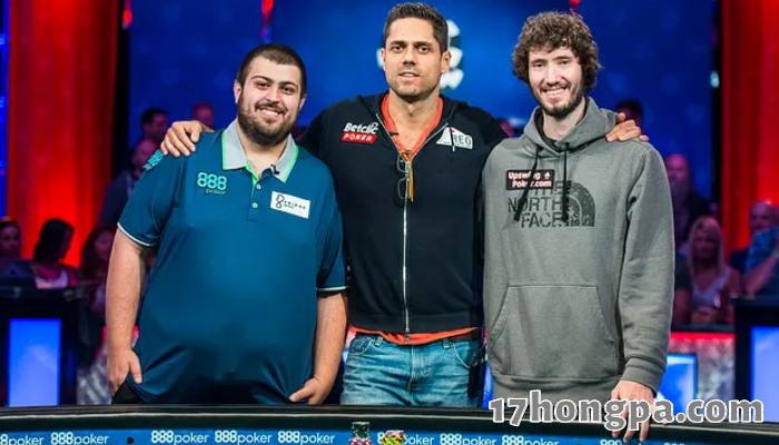 最左边的Blumstein和中间的Pollak在决赛桌上进行挑衅与被挑衅的针锋相对