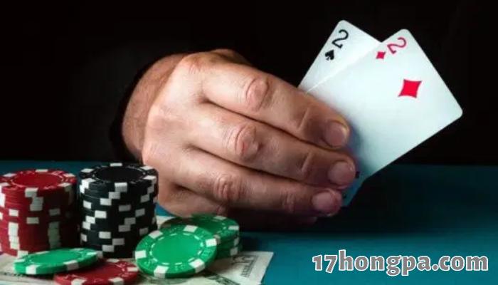 规则上来说，如果你是这手牌最后的进攻者，比方说对手在河牌圈跟注你的下注，此时你即为最后进攻者，必须亮出底牌